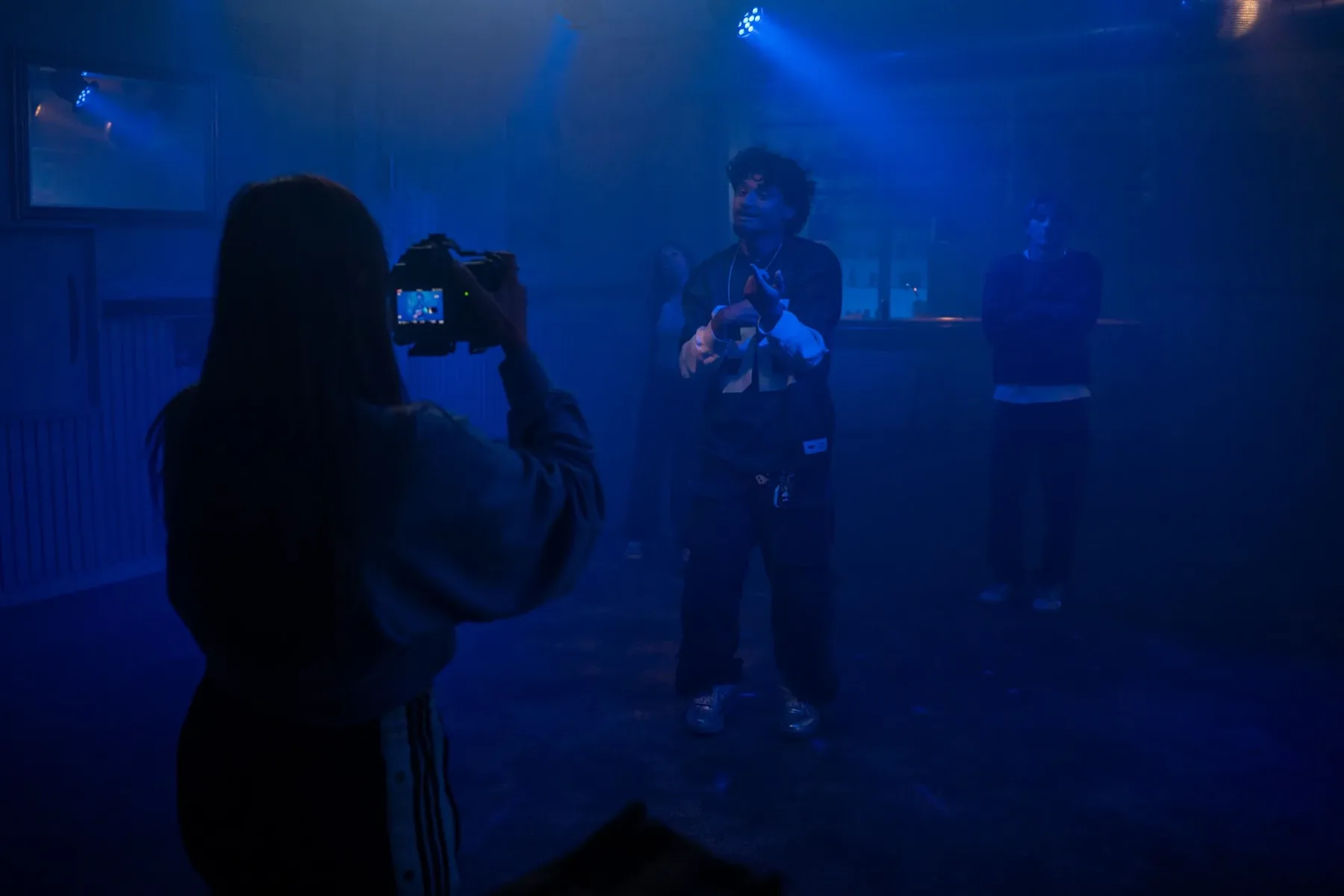 Filmen van een artiest in blauw licht