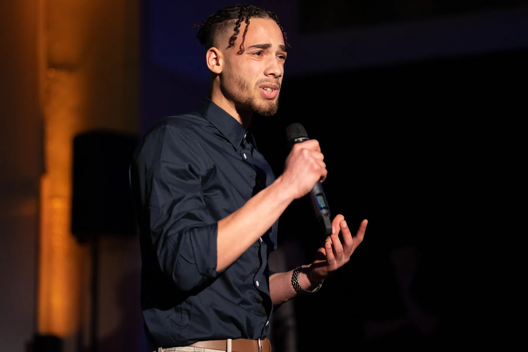 Spreken met een microfoon op een podium