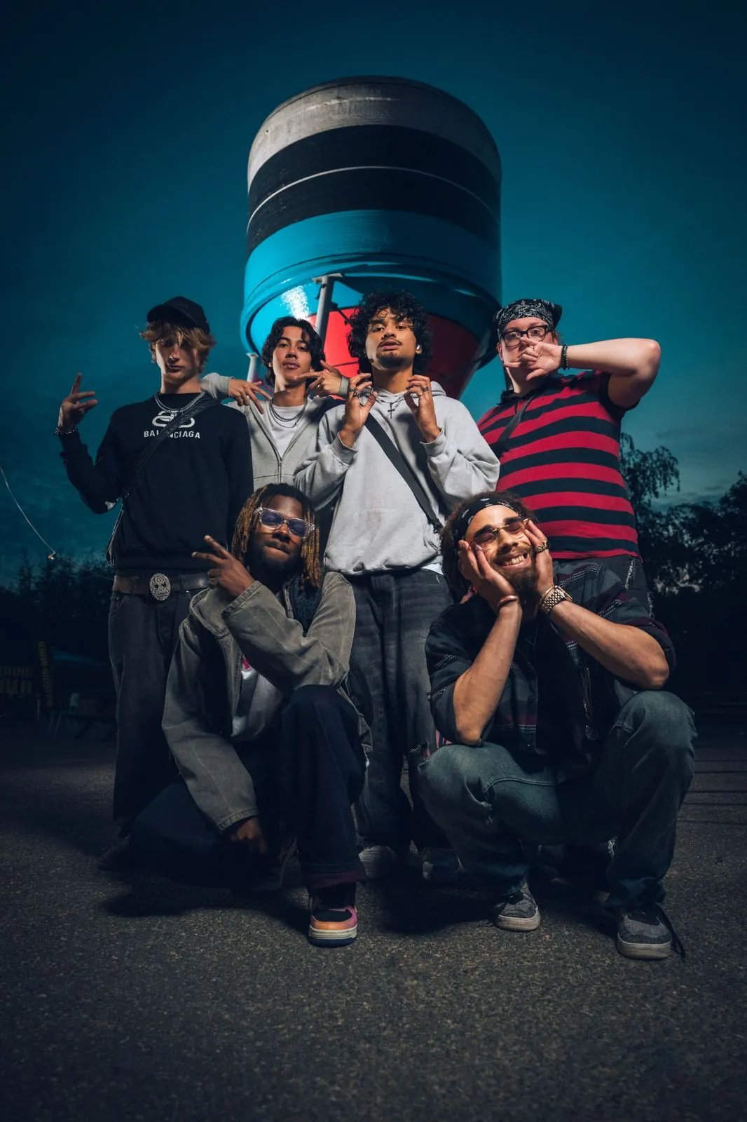 Groepsfoto van een crew voor een watertoren