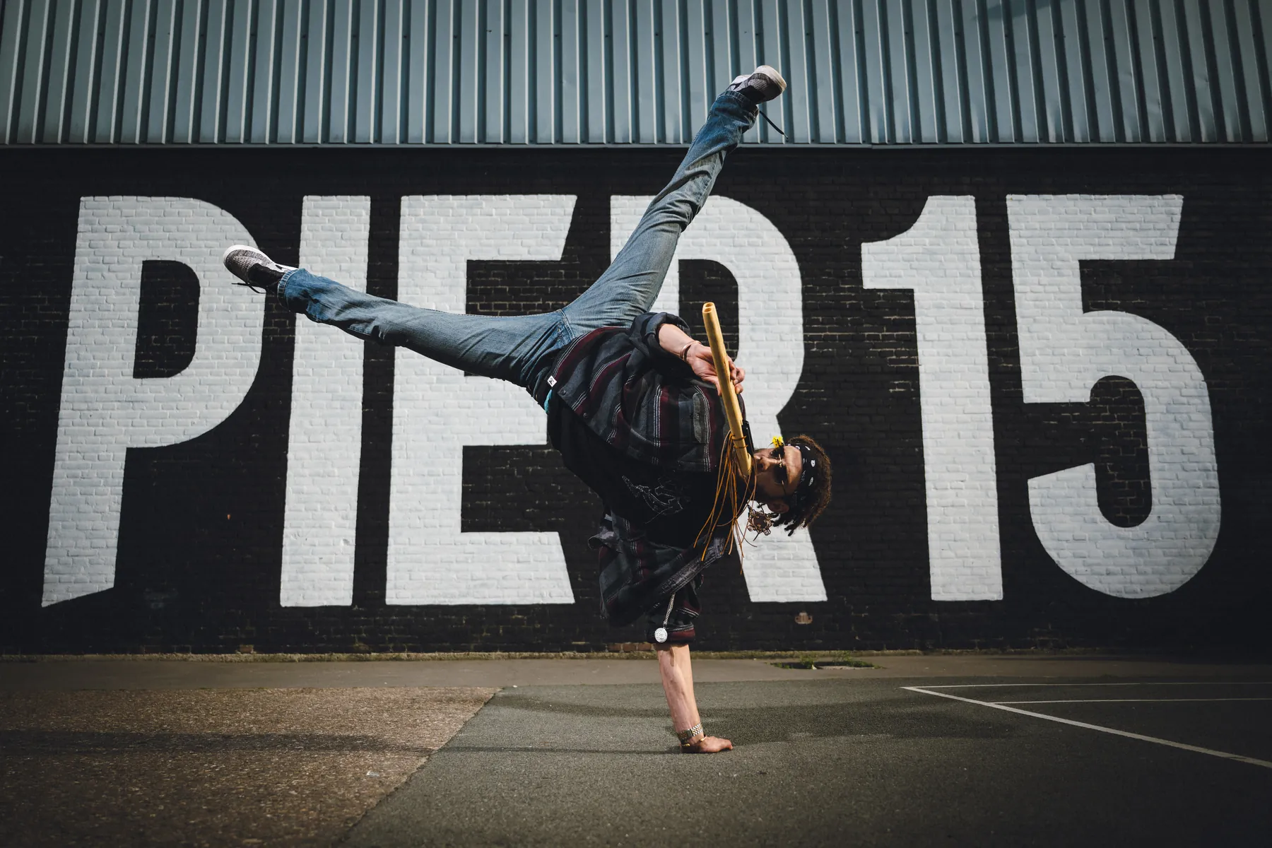 Breakdance-freeze voor een muur met PIER 15
