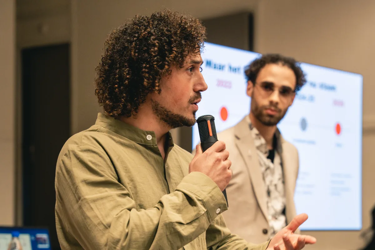 Een spreker met microfoon tijdens de kick-off van SOLID Collective