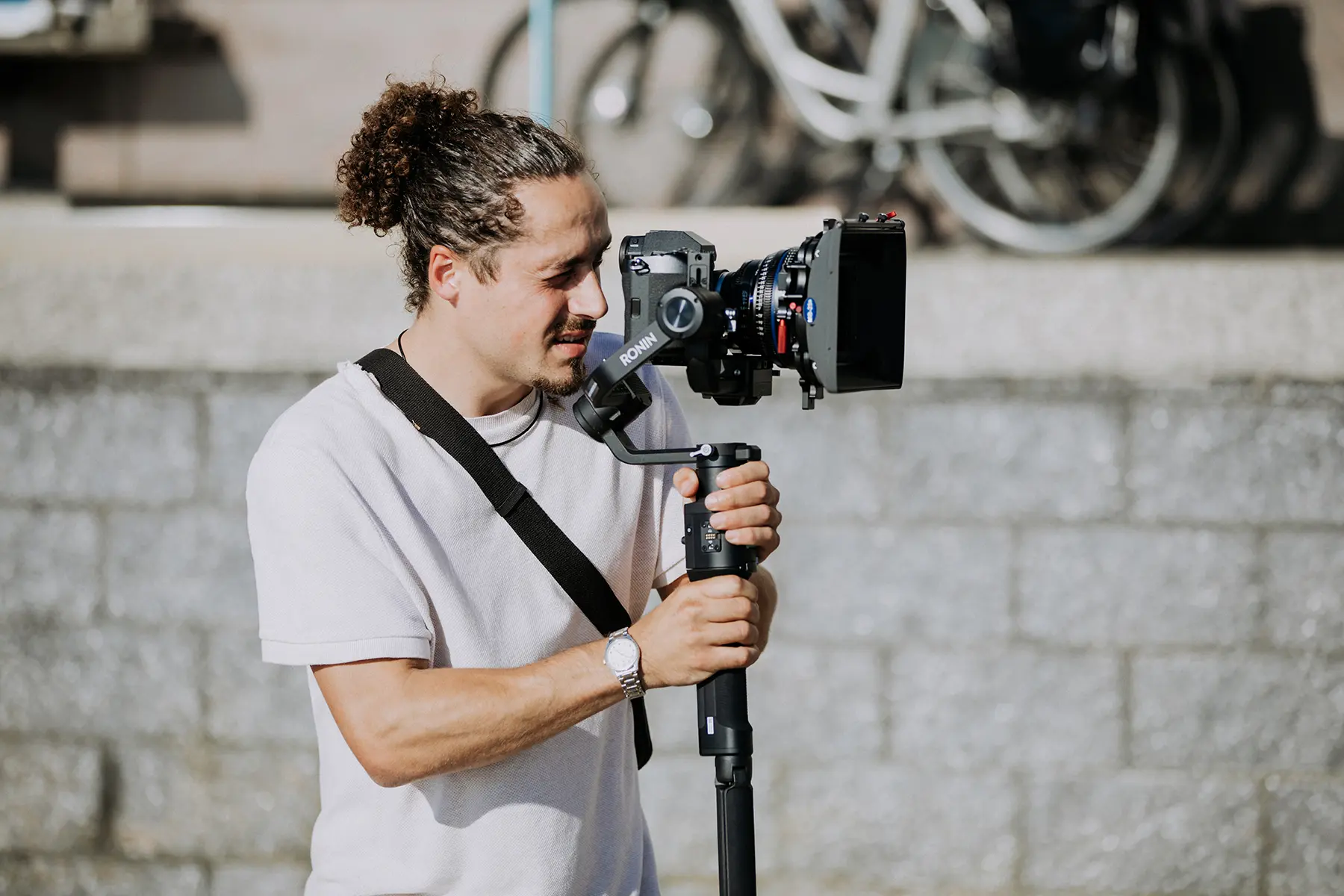 Filmen met een camera op een gimbal