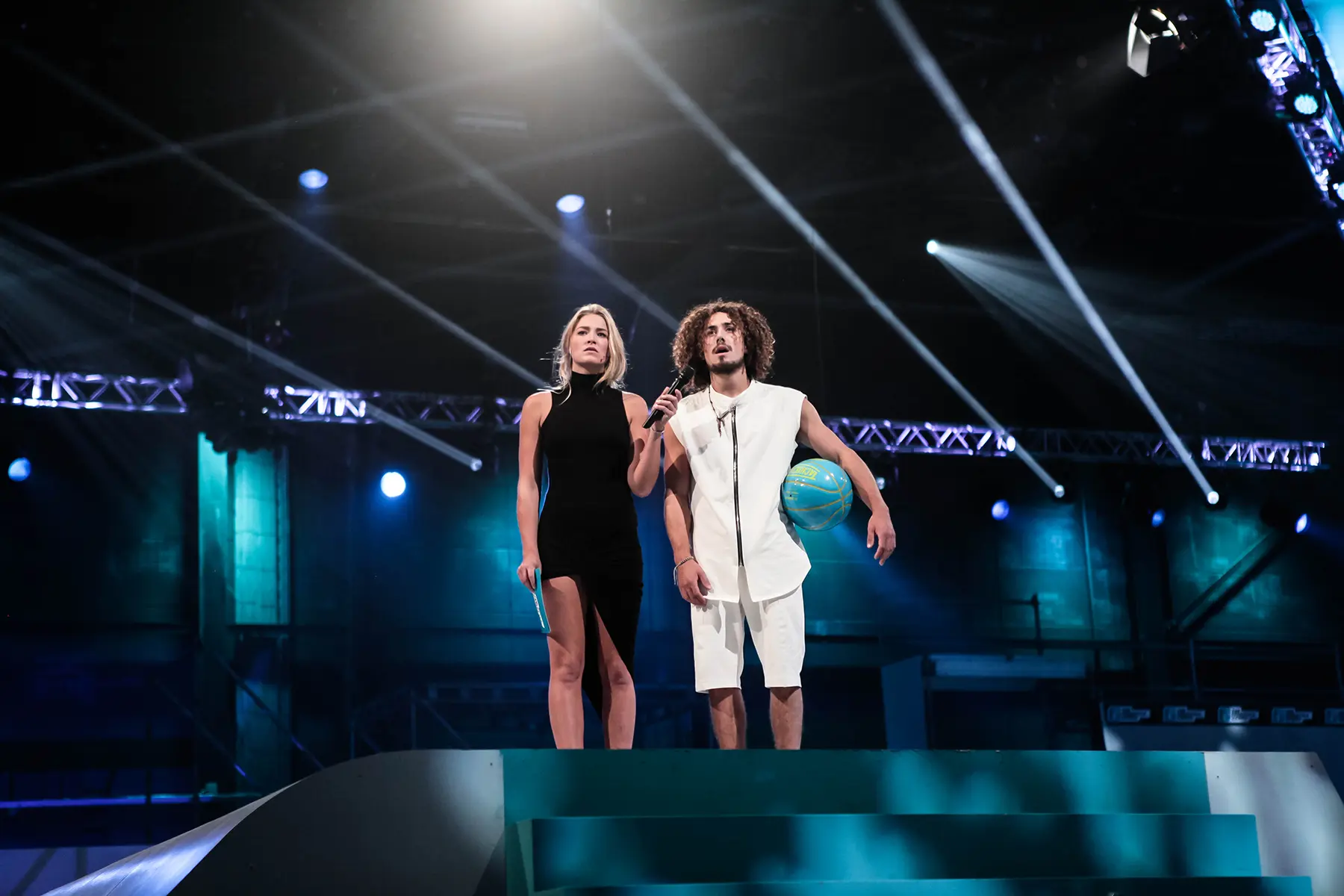 Op het podium van een tv-show met een basketbal