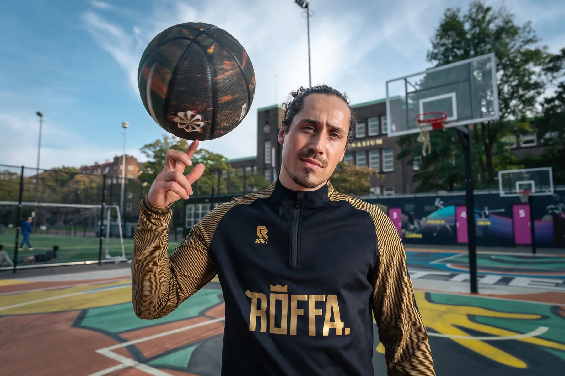 Basketbal draaiend op een vinger op een streetcourt
