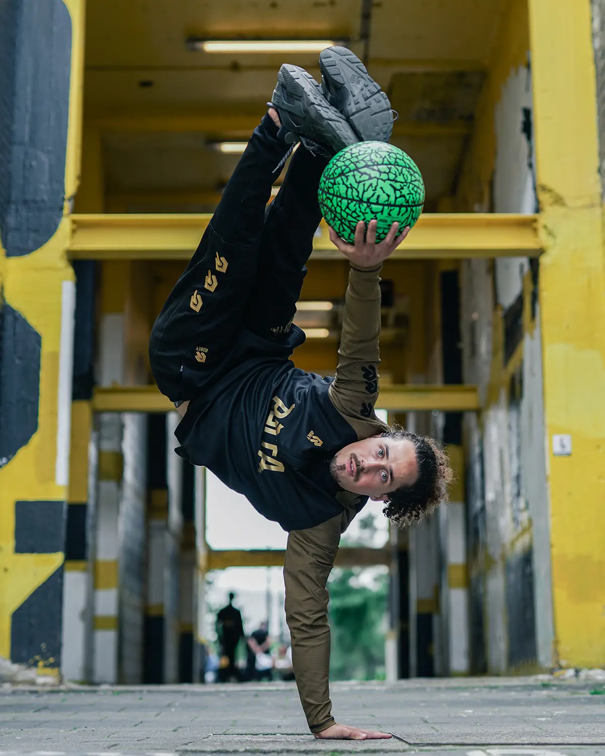 Freestyle basketball: handstand met de bal