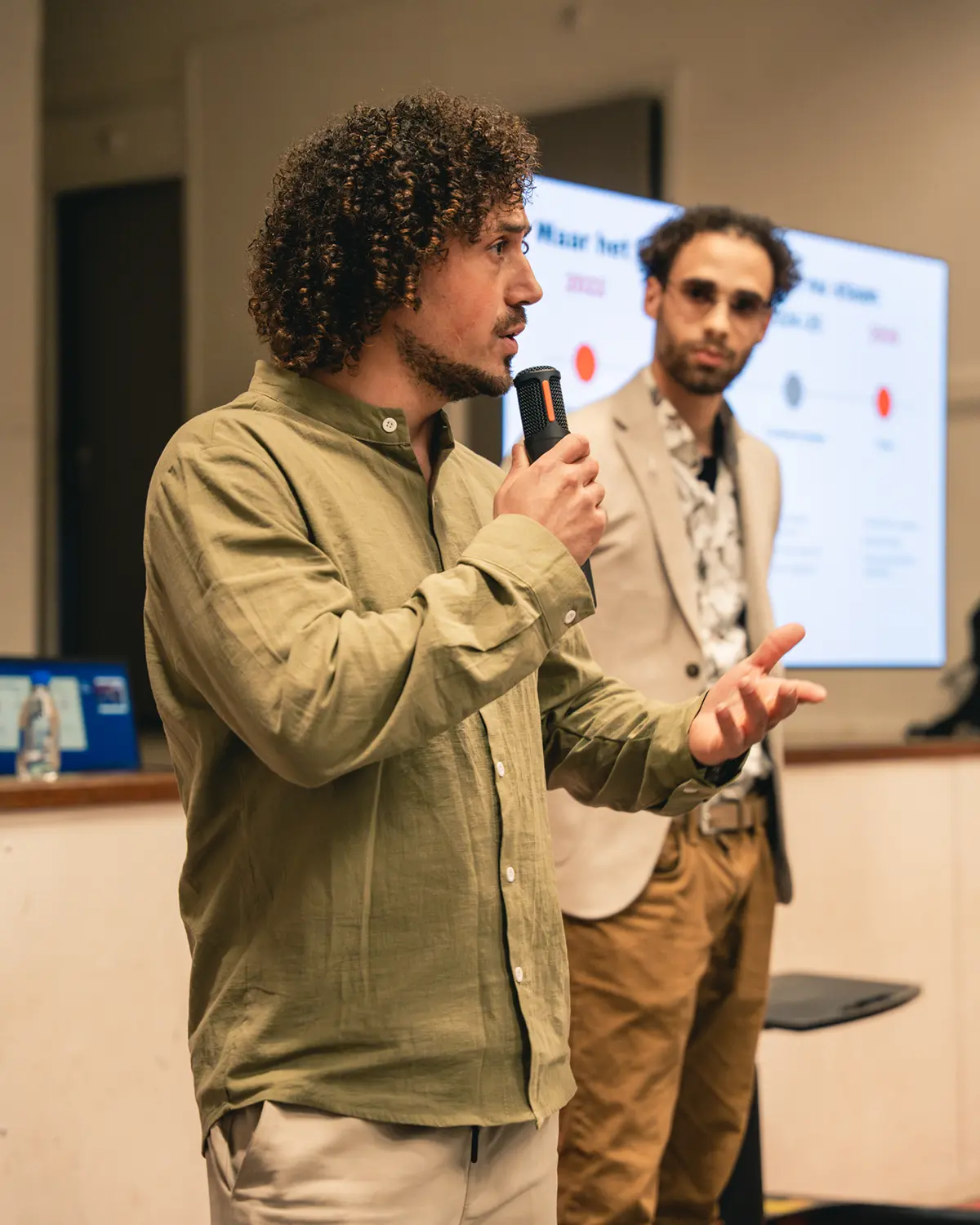 Presentatie met microfoon voor een publiek
