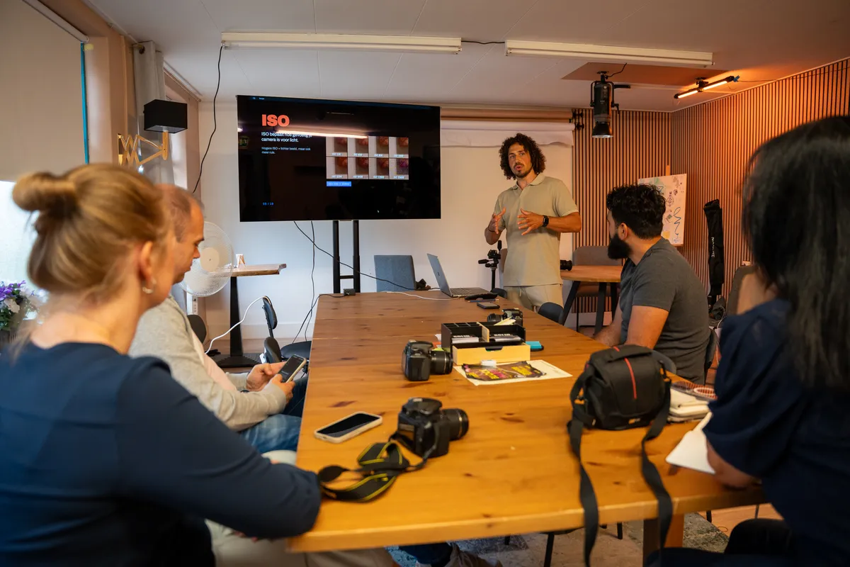 Een fotografieworkshop aan de lange tafel in de workshop- en meetingroom