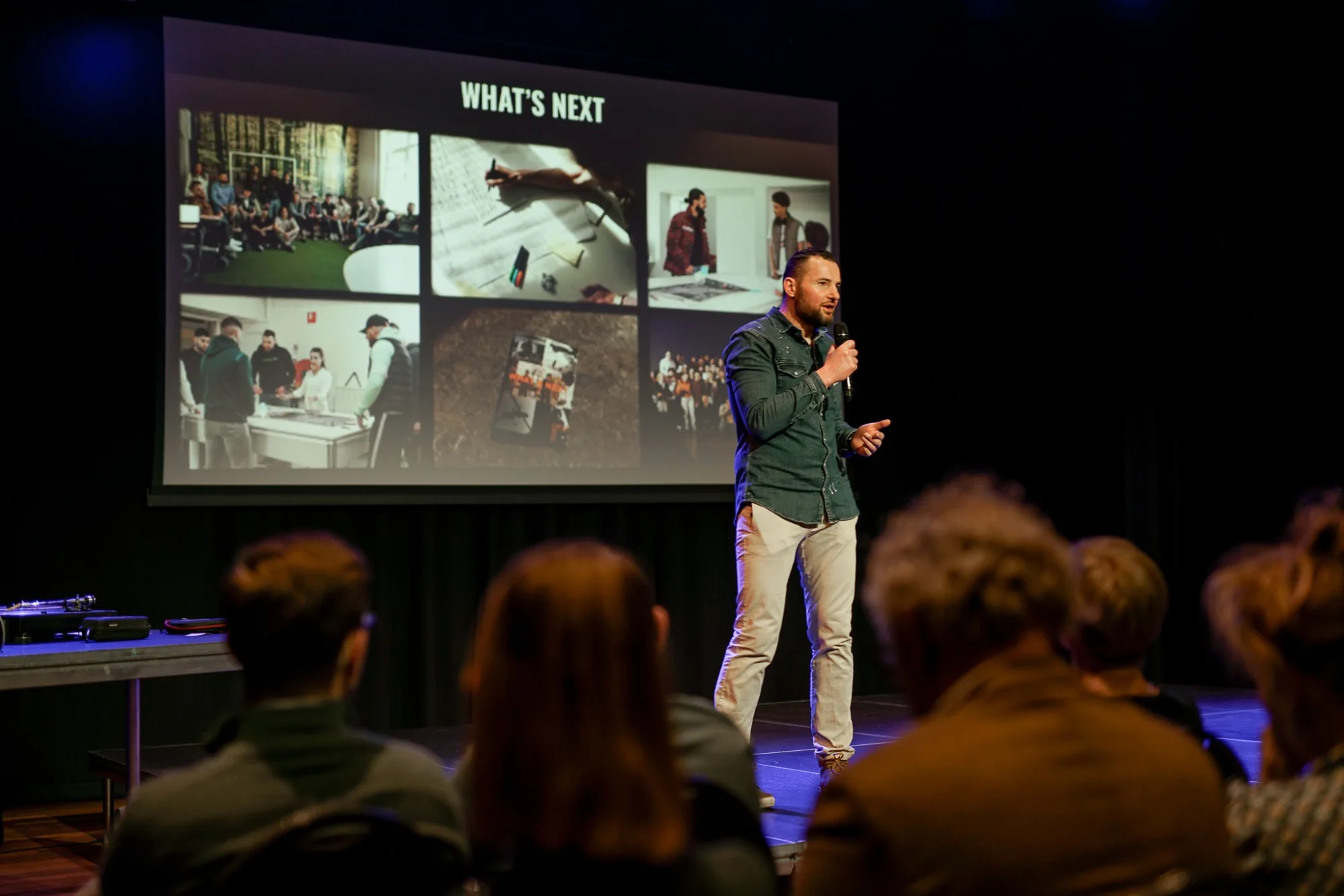 Maurice de Wit geeft een presentatie op het podium