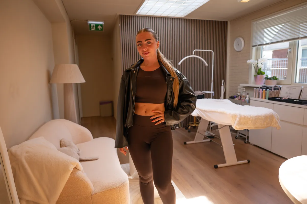 Zoe in haar beautysalon Fleekbyzoë